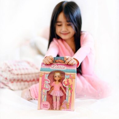 Lottie lėlė Baleto repeticijoje 1 Lottie lėlė Baleto repeticijoje 1